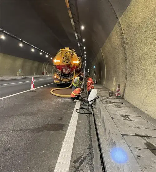 子长隧道排水渠清淤